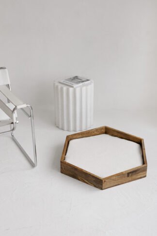 „Hexa Soft and Big“ – ąžuolinis šešiakampis guolis vidutinio dydžio augintiniui, tamsaus atspalvio, rankų darbo